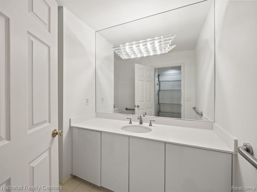4888 WOODCLIFF HILL Road, West Bloomfield, MI 48323 — Photo 34
