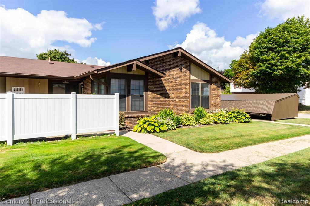 2877 Roundtree Drive, Troy, MI 48083 — Photo 2