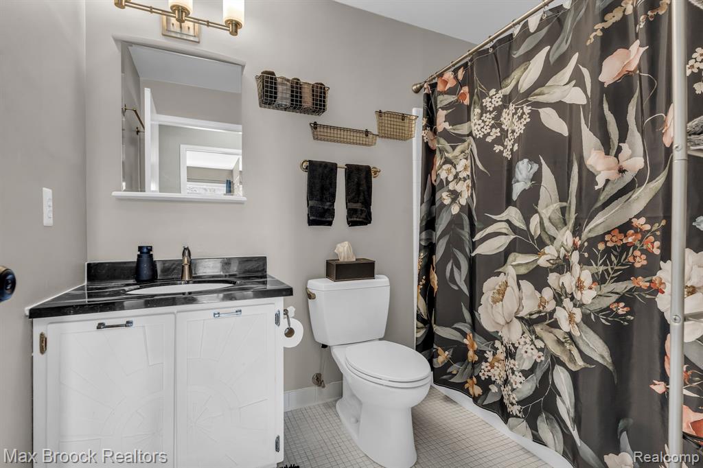 591 S Spinningwheel Lane, Bloomfield Hills, MI 48304 — Photo 23