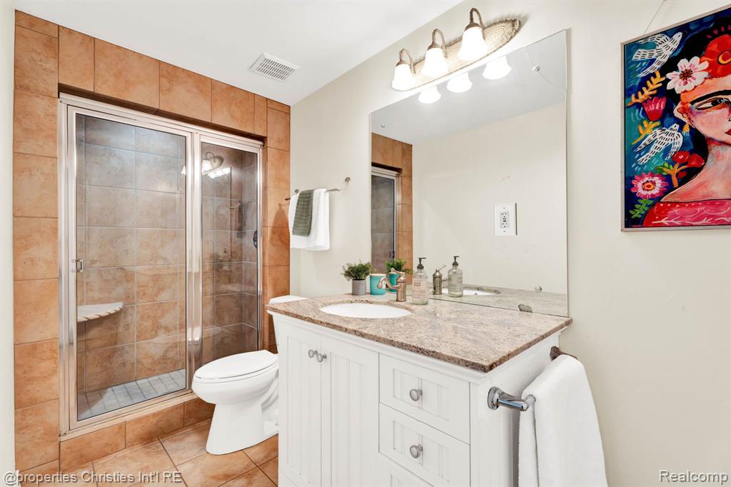 815 AMBERWOOD Street, Auburn Hills, MI 48326 — Photo 34