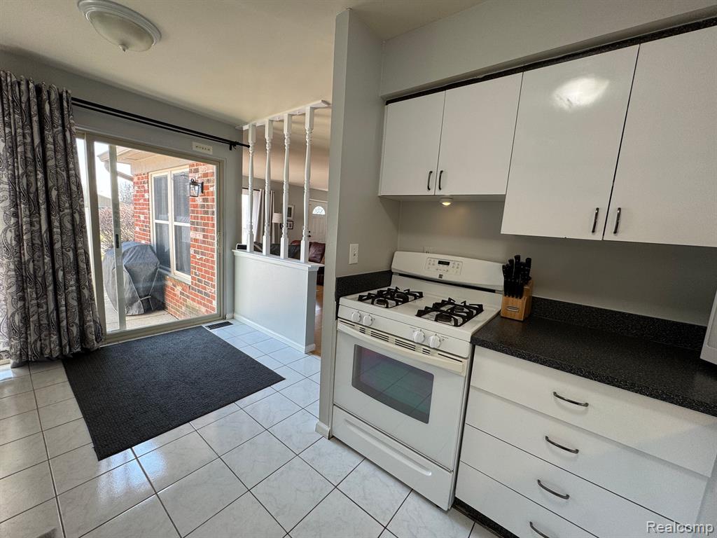 2774 Roundtree Drive, Troy, MI 48083 — Photo 13