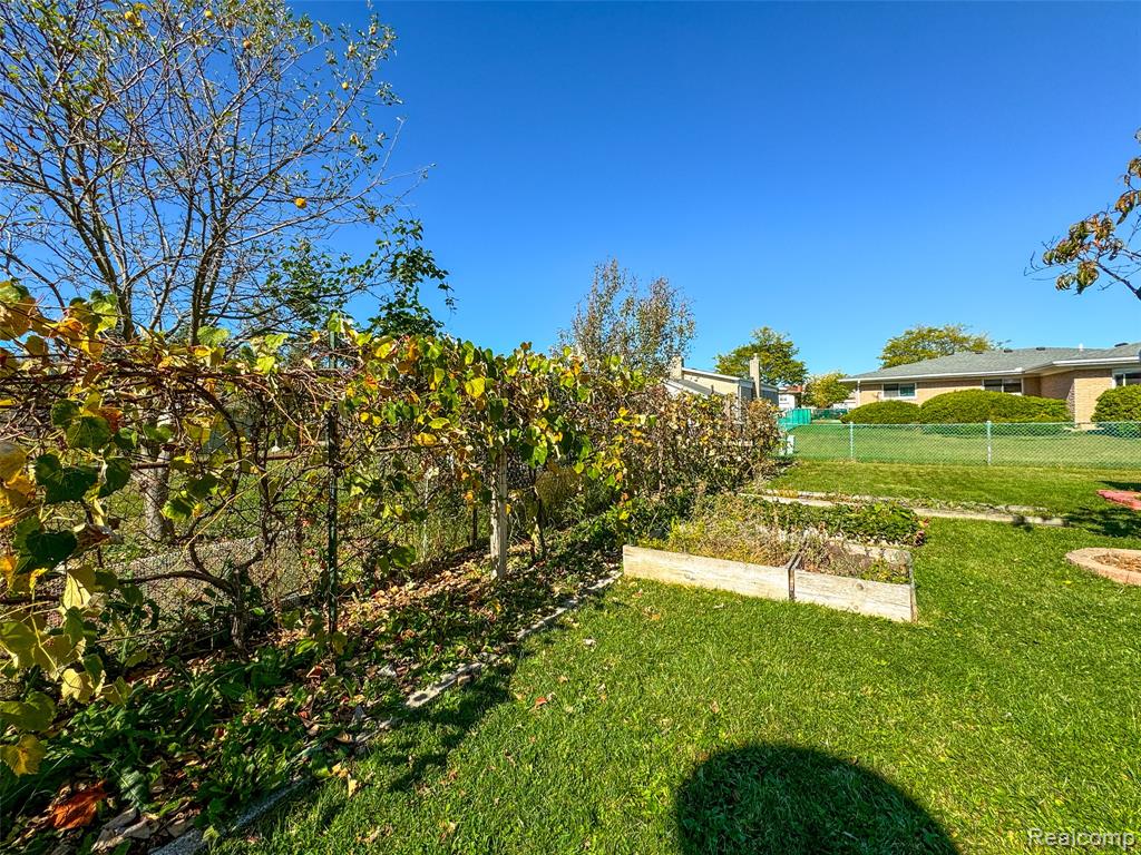 4231 Chris Drive, Sterling Heights, MI 48310 — Photo 46