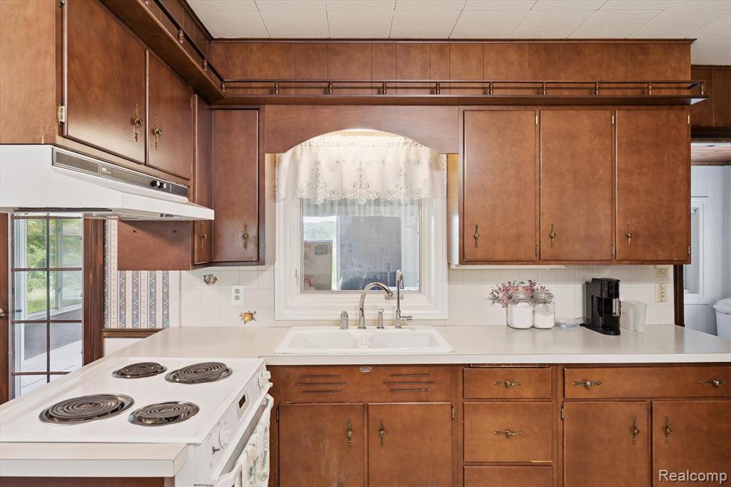 7467 McCandlish Road, Grand Blanc, MI 48439 — Photo 12