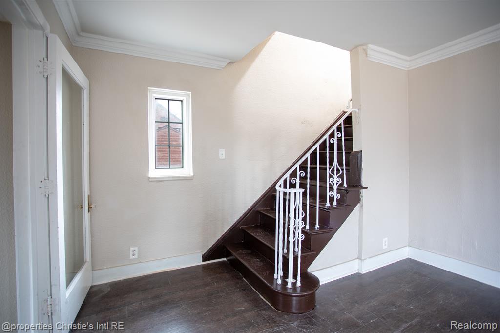 9957 W OUTER Drive, Detroit, MI 48223 — Photo 6