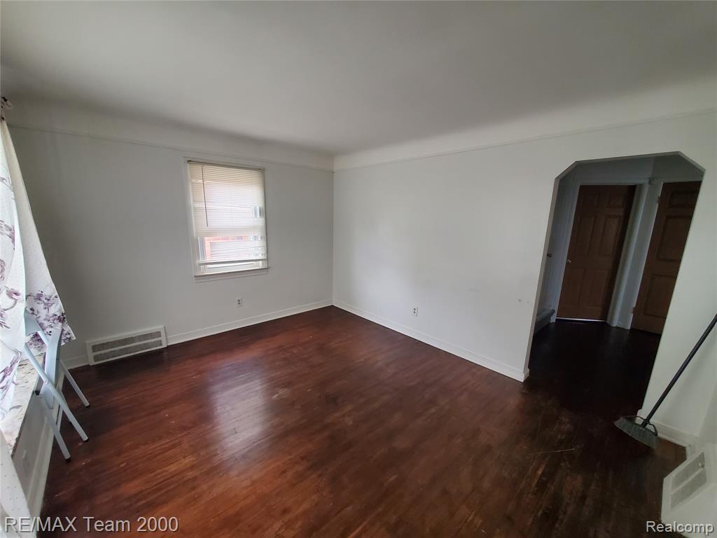 6985 N VERNON Street, Dearborn Heights, MI 48127 — Photo 7