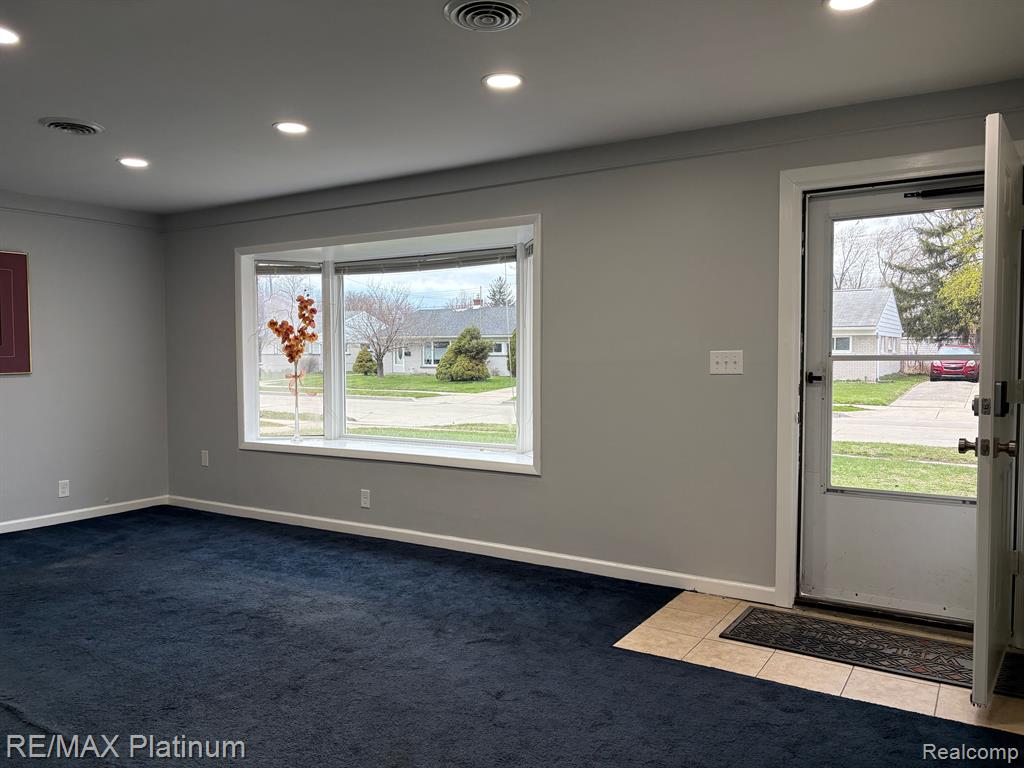 914 E KALAMA Avenue, Madison Heights, MI 48071 — Photo 2