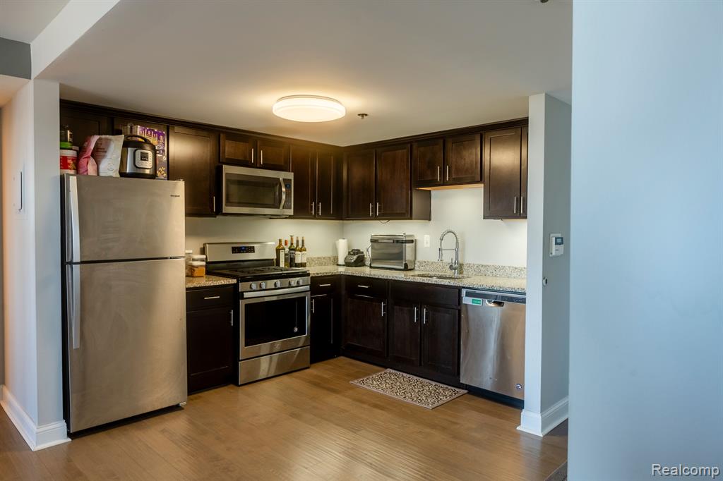 250 E HARBORTOWN Drive, 32-406, Detroit, MI 48207 — Photo 6