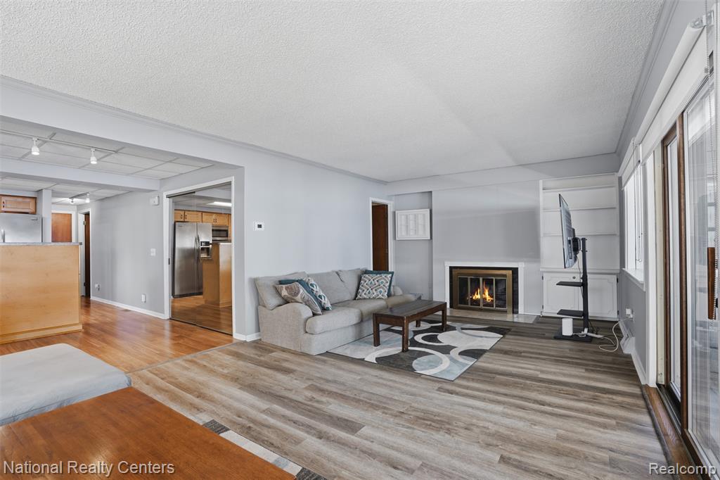 3889 Lakewood Drive, Waterford, MI 48329 — Photo 16