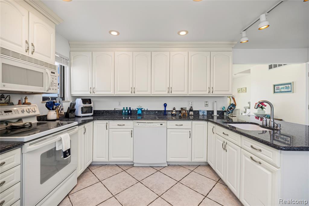 50666 Jefferson Avenue, D8, New Baltimore, MI 48047 — Photo 5