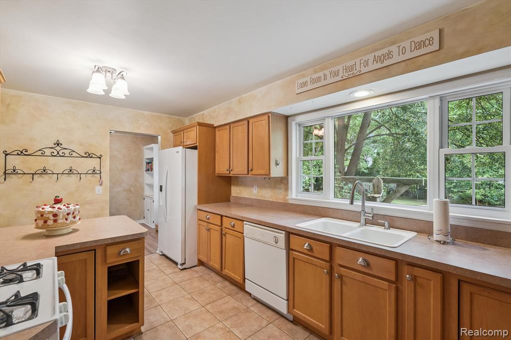 5374 Apple Hill Court, Flushing, MI 48433 — Photo 12