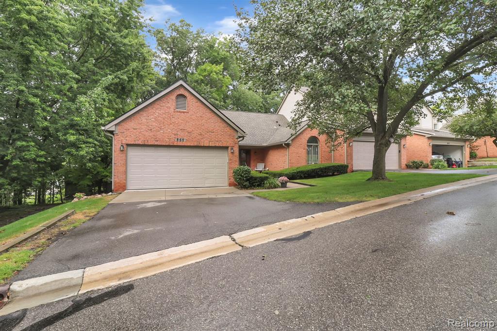 860 Woodridge Hills Drive, 95, Brighton, MI 48116 — Photo 2