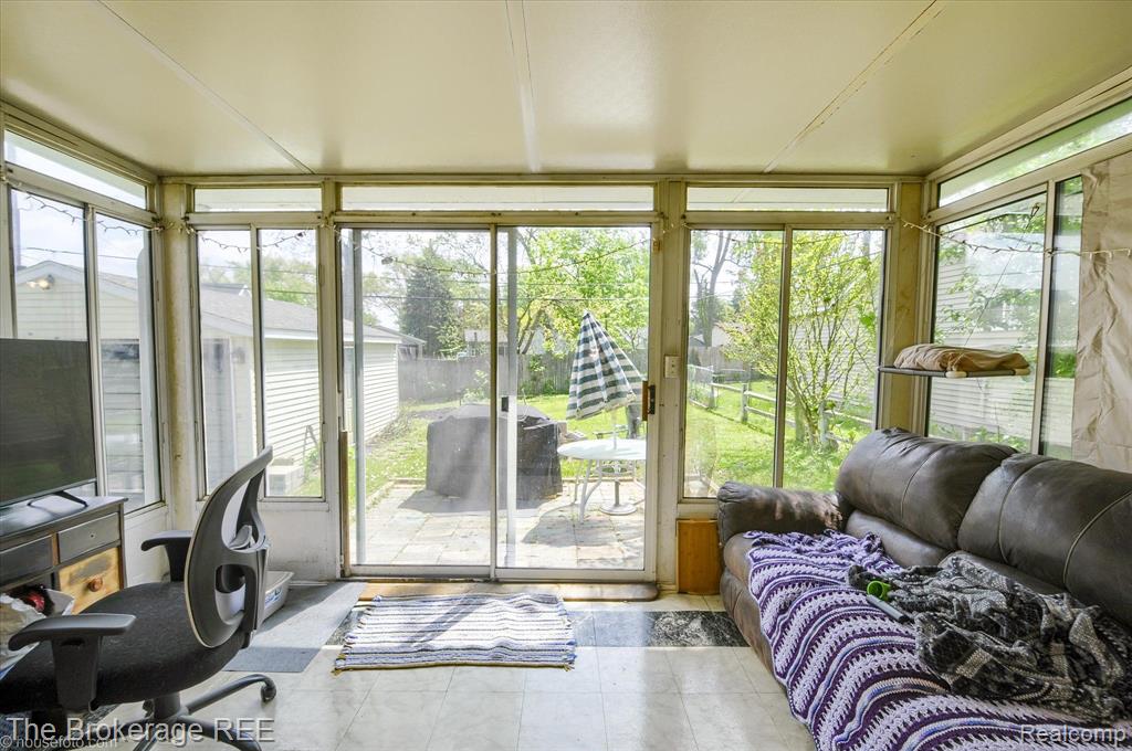 703 CEDARLAWN Road, Waterford, MI 48328 — Photo 24
