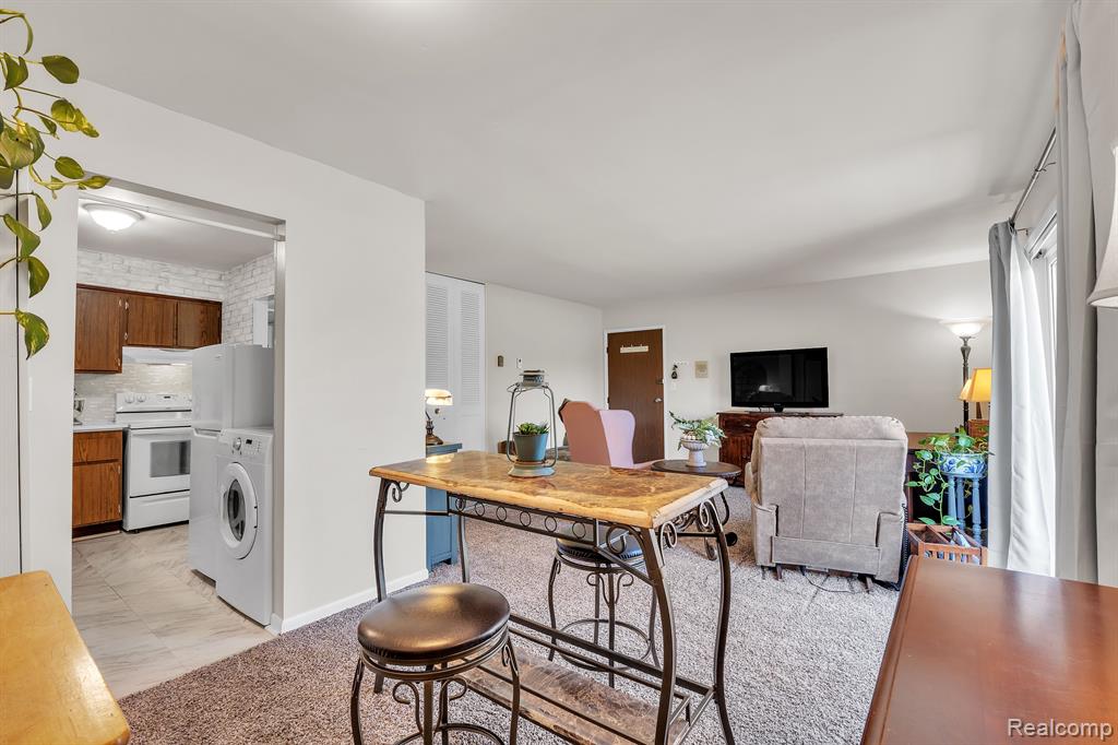 1842 COLONIAL VILLAGE Way, 2, Waterford, MI 48328 — Photo 11