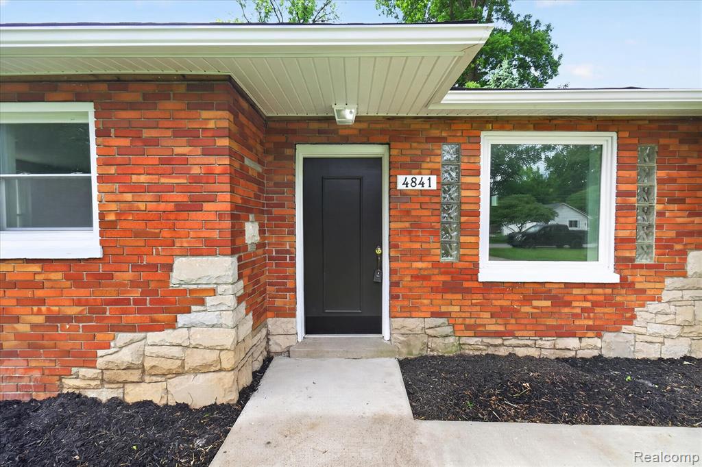 4841 Fenmore Avenue, Waterford, MI 48328 — Photo 4