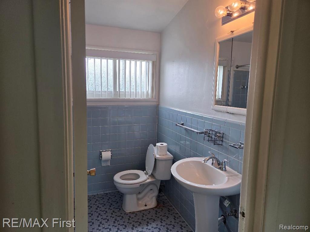19285 Rockcastle Street, Harper Woods, MI 48225 — Photo 14