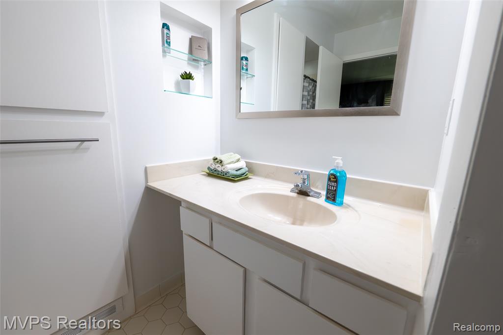 804 S Oak Brook Ridge Drive, 149, Rochester Hills, MI 48307 — Photo 28