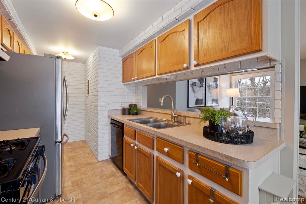 21216 E GLEN HAVEN Circle, 136, Northville, MI 48167 — Photo 10