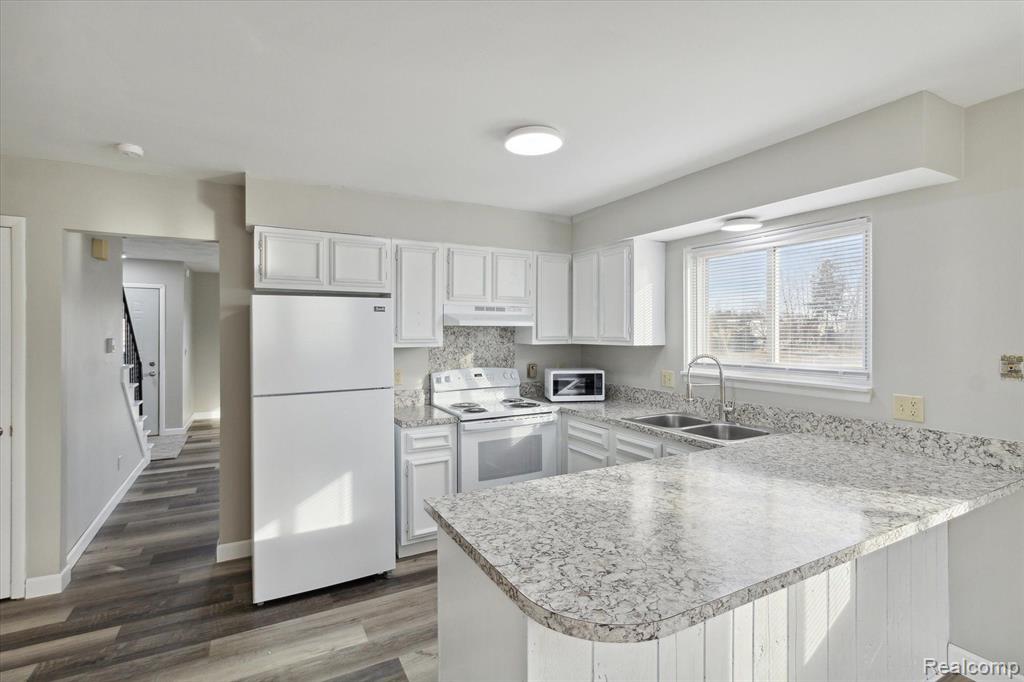 6301 FRANK N DOT, Lansing, MI 48917 — Photo 3
