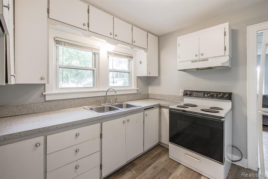 6400 Elmwood Drive, Waterford, MI 48329 — Photo 11