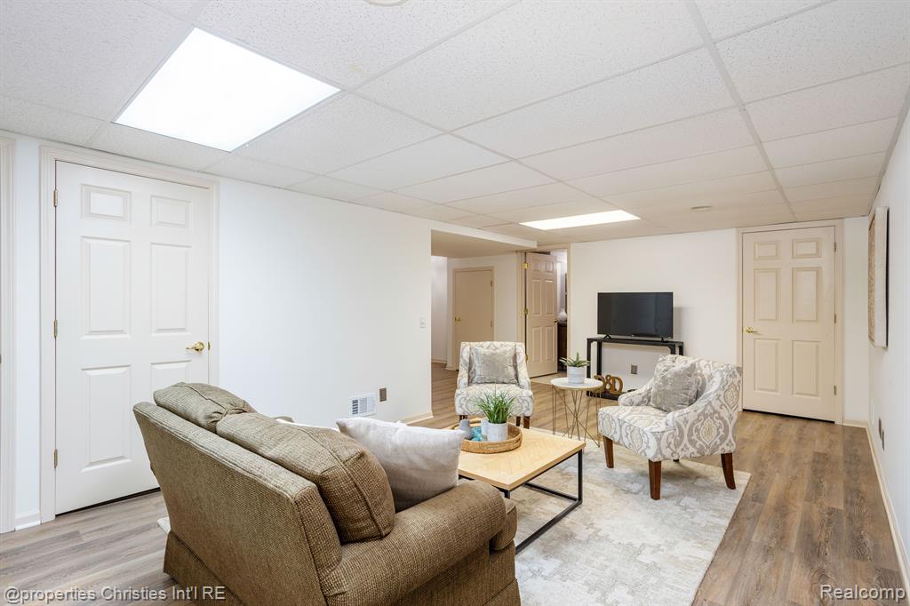 39514 Edgewater Dr, Northville, MI 48168 — Photo 31