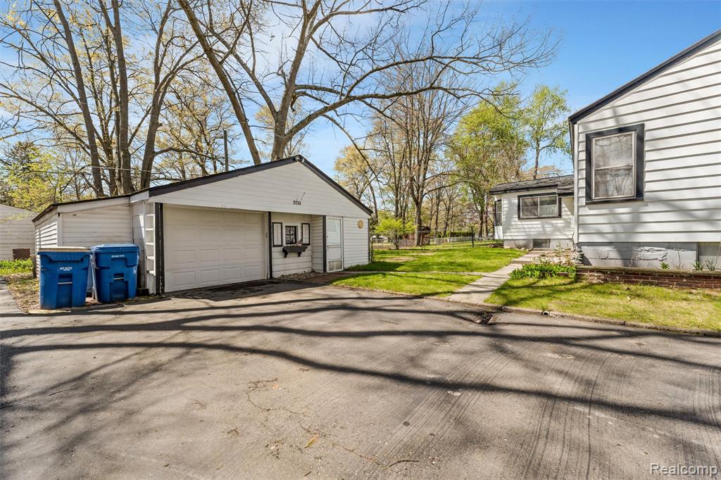 5711 Crescent Road, Waterford, MI 48327 — Photo 35