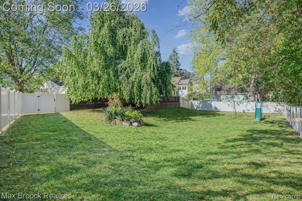 2261 Avondale Street, Sylvan Lake, MI 48320 — Photo 24