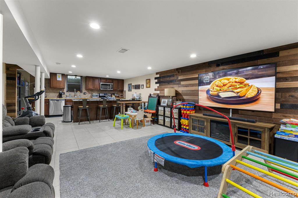 8570 Rockland Street, Dearborn Heights, MI 48127 — Photo 29