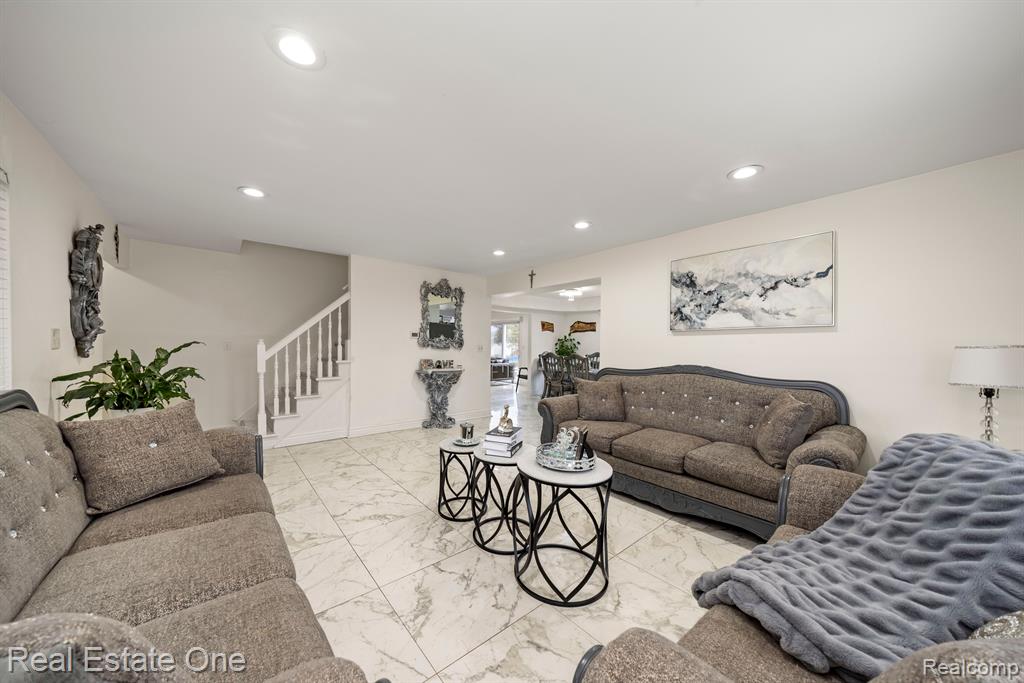 4275 NICKOLAS Drive, Sterling Heights, MI 48310 — Photo 10