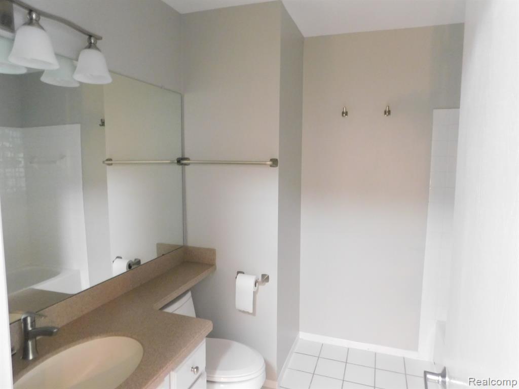 5606 DRAKE HOLLOW Drive W, West Bloomfield, MI — Photo 47