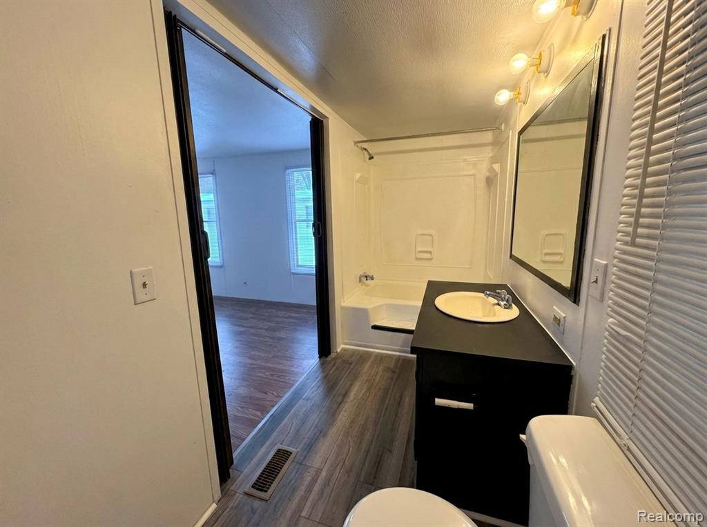 6065 Vernon, Belleville, MI 48111 — Photo 14