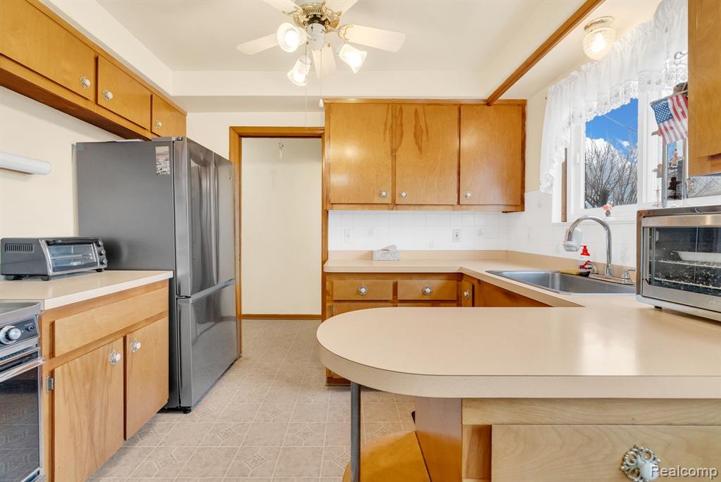 8331 Stanley Drive, Warren, MI 48093 — Photo 12