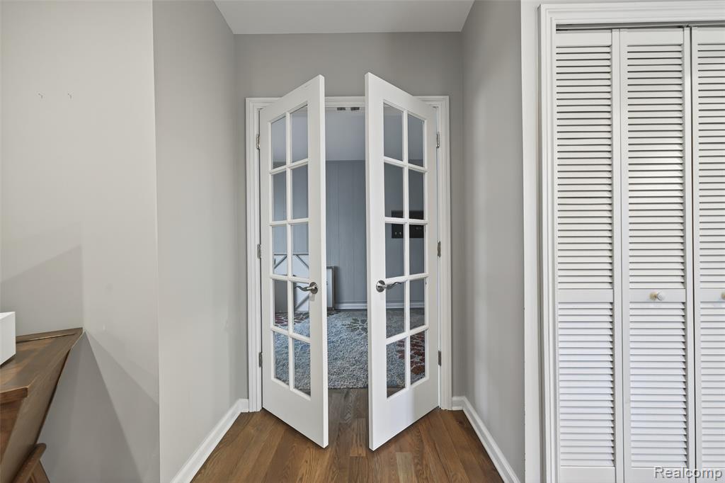 3960 Kings Point Drive, Troy, MI 48083 — Photo 12
