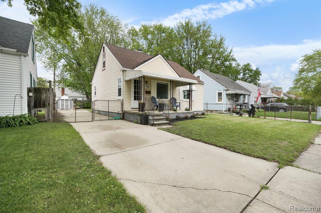 933 E ROWLAND Avenue, Madison Heights, MI 48071 — Photo 2
