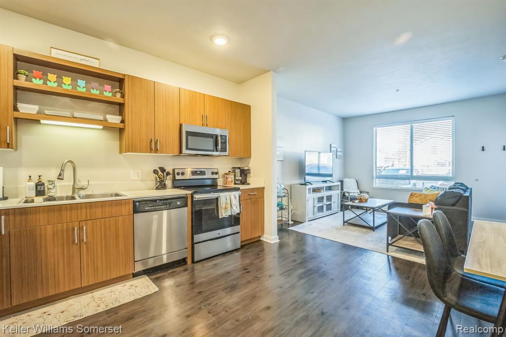 630 S GARFIELD Avenue, 107, Traverse City, MI 49686 — Photo 5