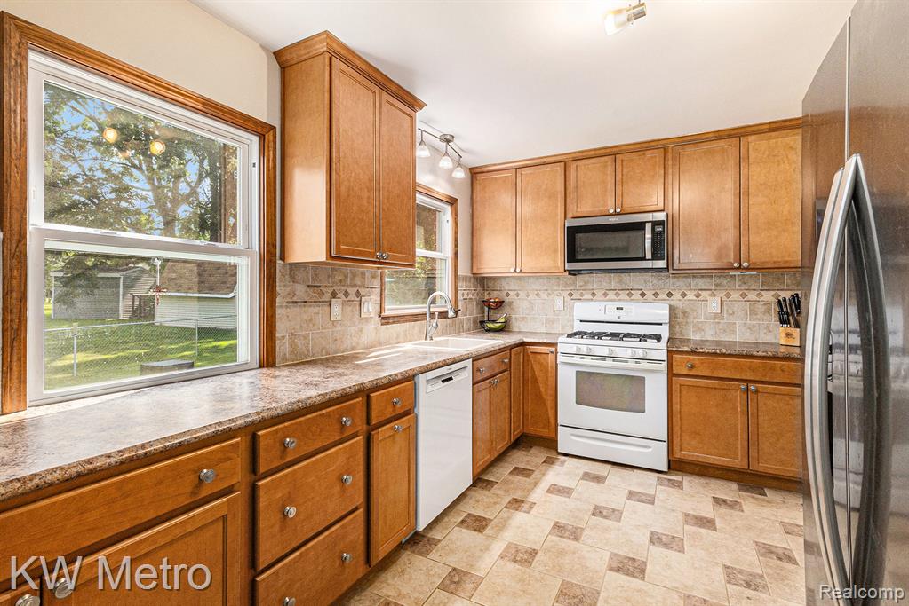 449 Shoreview Drive, Waterford, MI 48328 — Photo 12