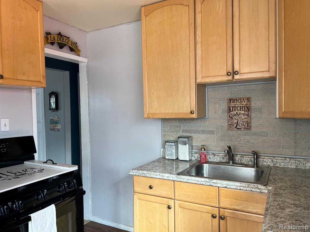 4655 MILDRED Street, Wayne, MI 48184 — Photo 8