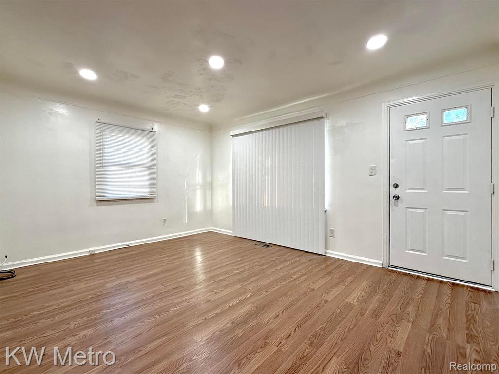 6847 CONTINENTAL Avenue, Warren, MI 48091 — Photo 4