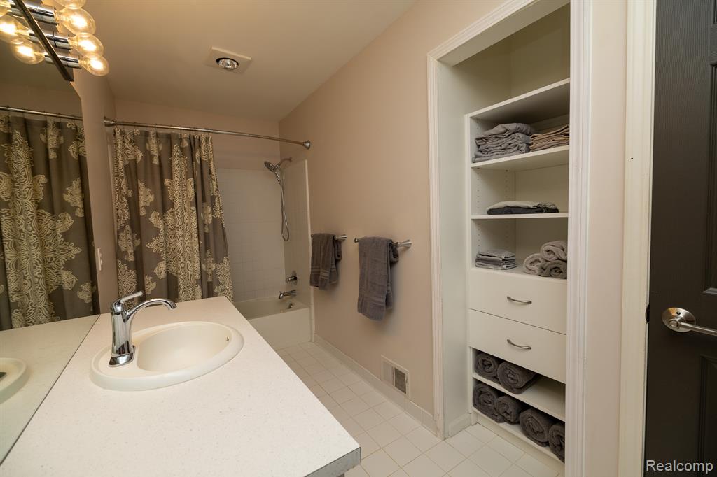 4910 Knollcrest Court, Commerce Twp, MI 48382 — Photo 44