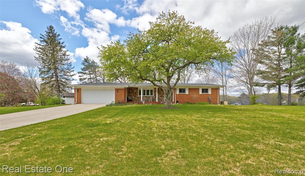 327 Coats Road, Lake Orion, MI 48362 — front exterior