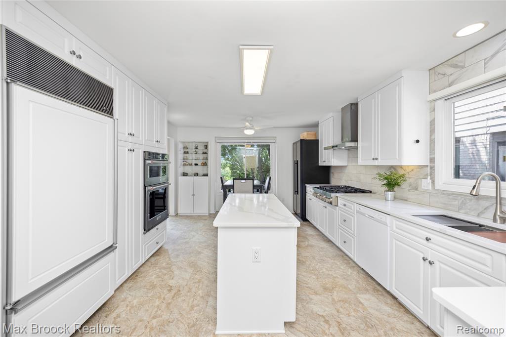 4860 Lagoons Circle, West Bloomfield, MI 48323 — Photo 20