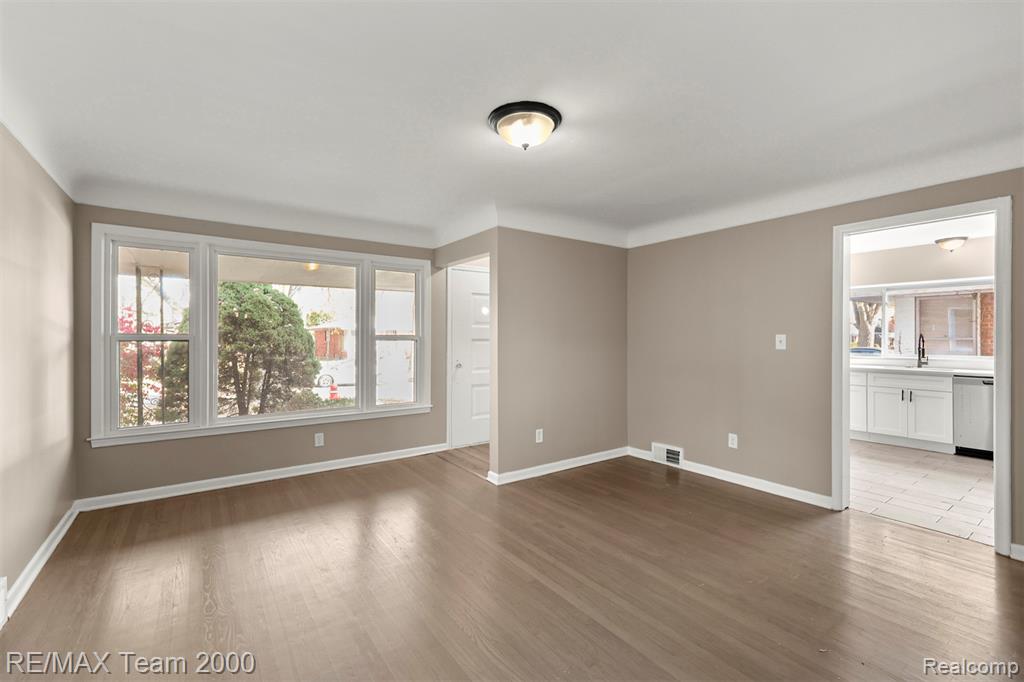 20602 Kenmore Avenue, Harper Woods, MI 48225 — Photo 7