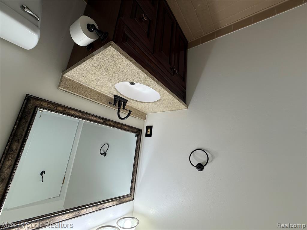 6670 Maple Lakes Drive, West Bloomfield, MI — Photo 24