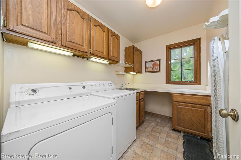 4237 WOODLANDS Lane, Orchard Lake Village, MI 48323 — Photo 16