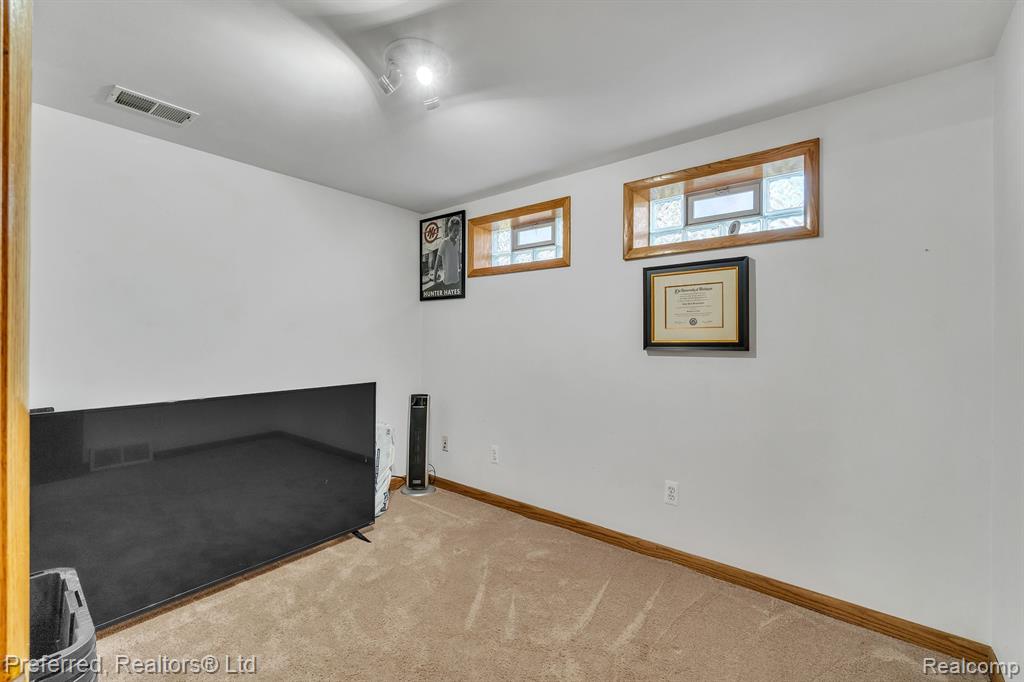 9514 CORNELL Avenue, Clarkston, MI 48348 — Photo 33