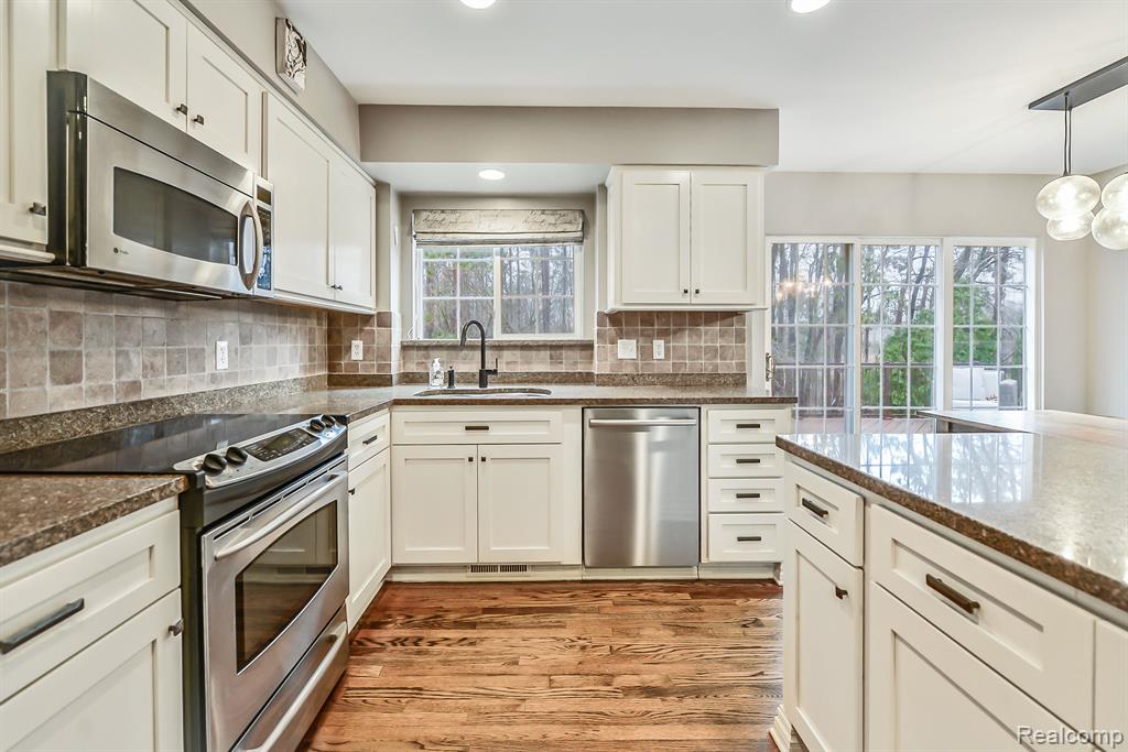843 WESTHILLS Drive, South Lyon, MI 48178 — Photo 8