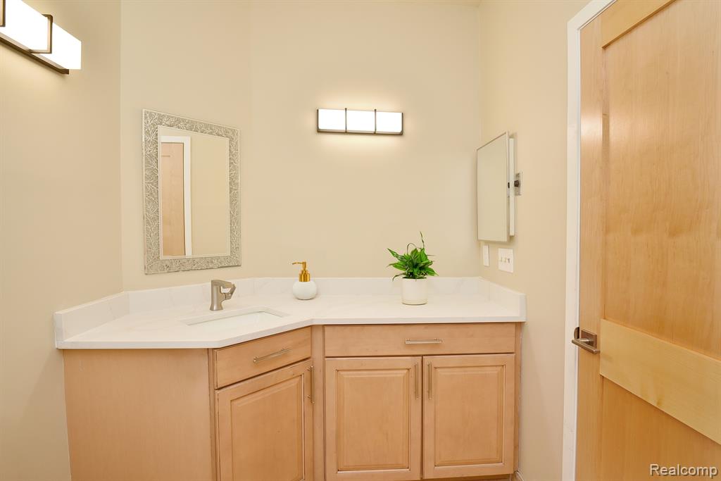 29439 LAUREL Drive, Farmington Hills, MI 48331 — Photo 17