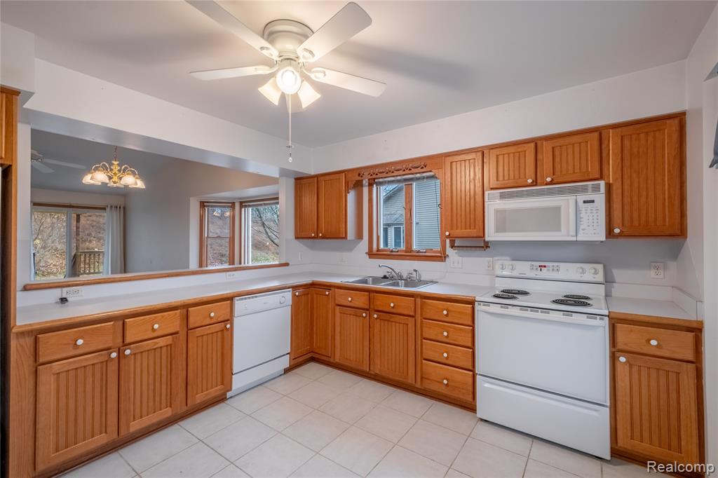 7352 Cross Creek Drive, Swartz Creek, MI 48473 — Photo 8