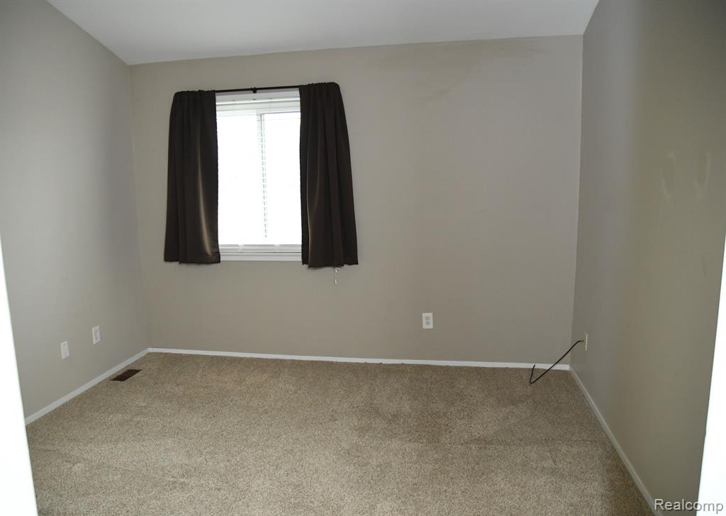 22450 SILVER CREEK Drive, Woodhaven, MI 48183 — Photo 23