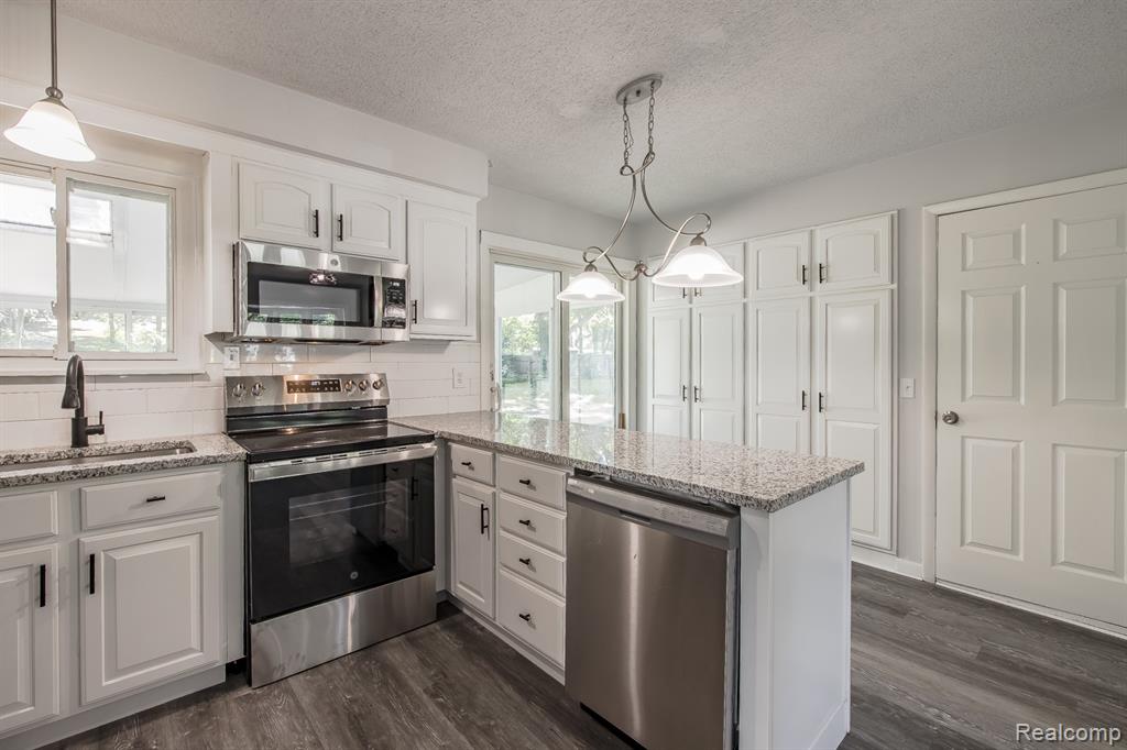 5357 Farm Road, Waterford, MI 48327 — Photo 15