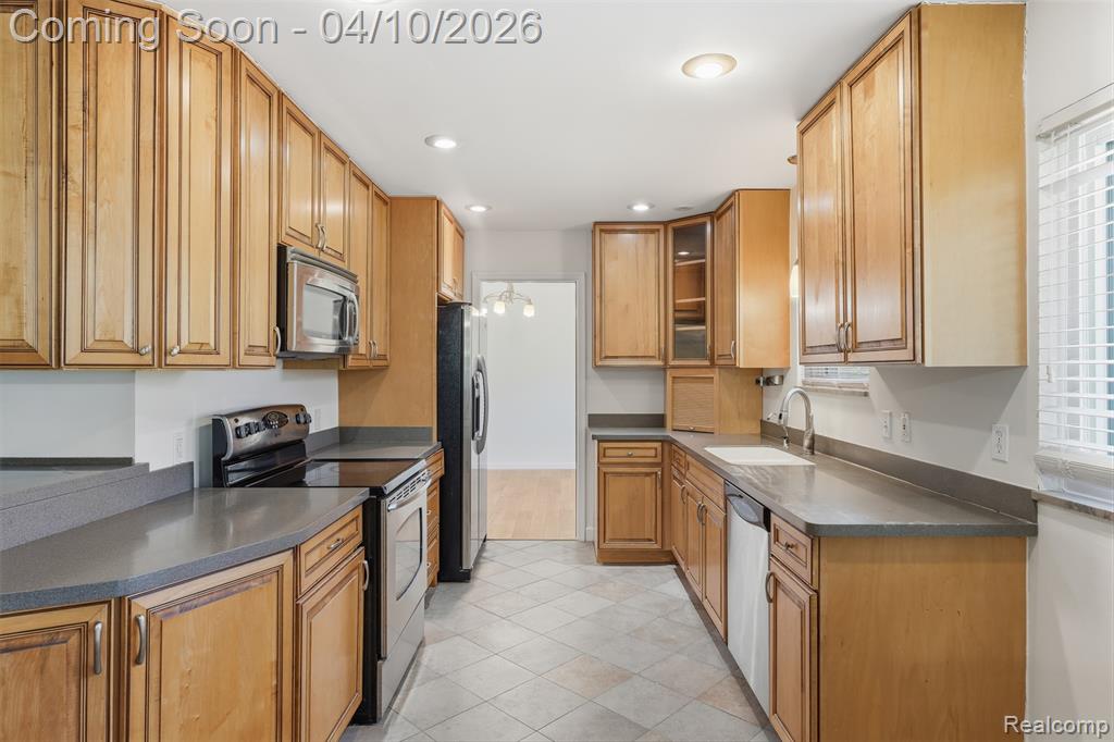 34164 Alta Loma Drive, Farmington, MI 48335 — Photo 10